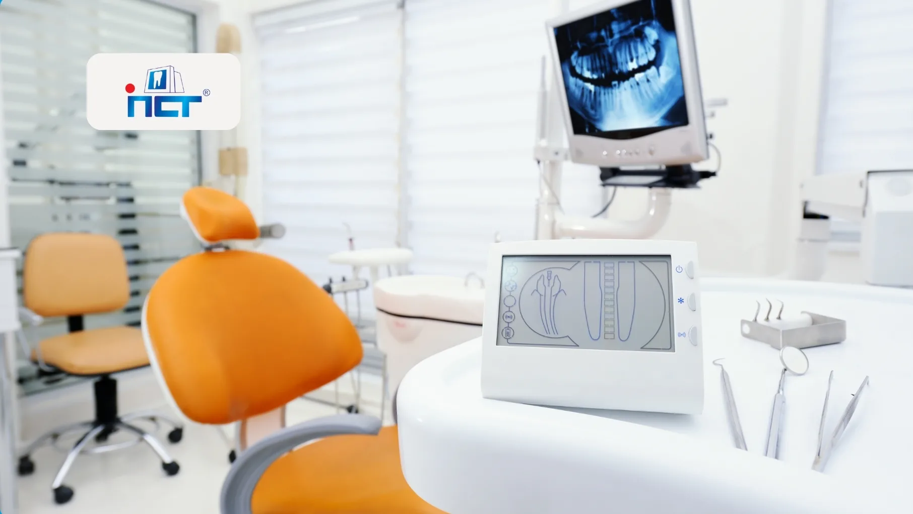 Apekslokator yak dosyahty tochnosti u vyznachenni robochoyi dovzhynyy Dental clinic treatment room with orange dental chairs, white equipment, and a monitoring screen in the background.
